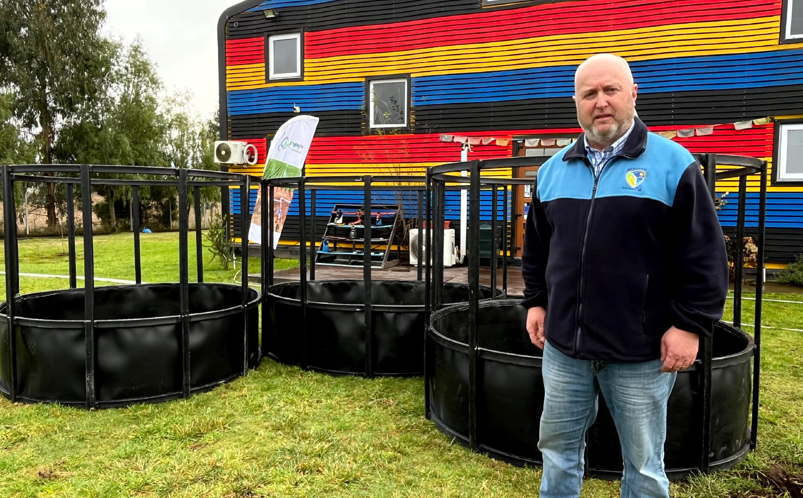Estudiantes del Liceo Agrícola Agrotec utilizando productos reciclados de Plásticos Puelche como parte de la economía circular en agricultura.