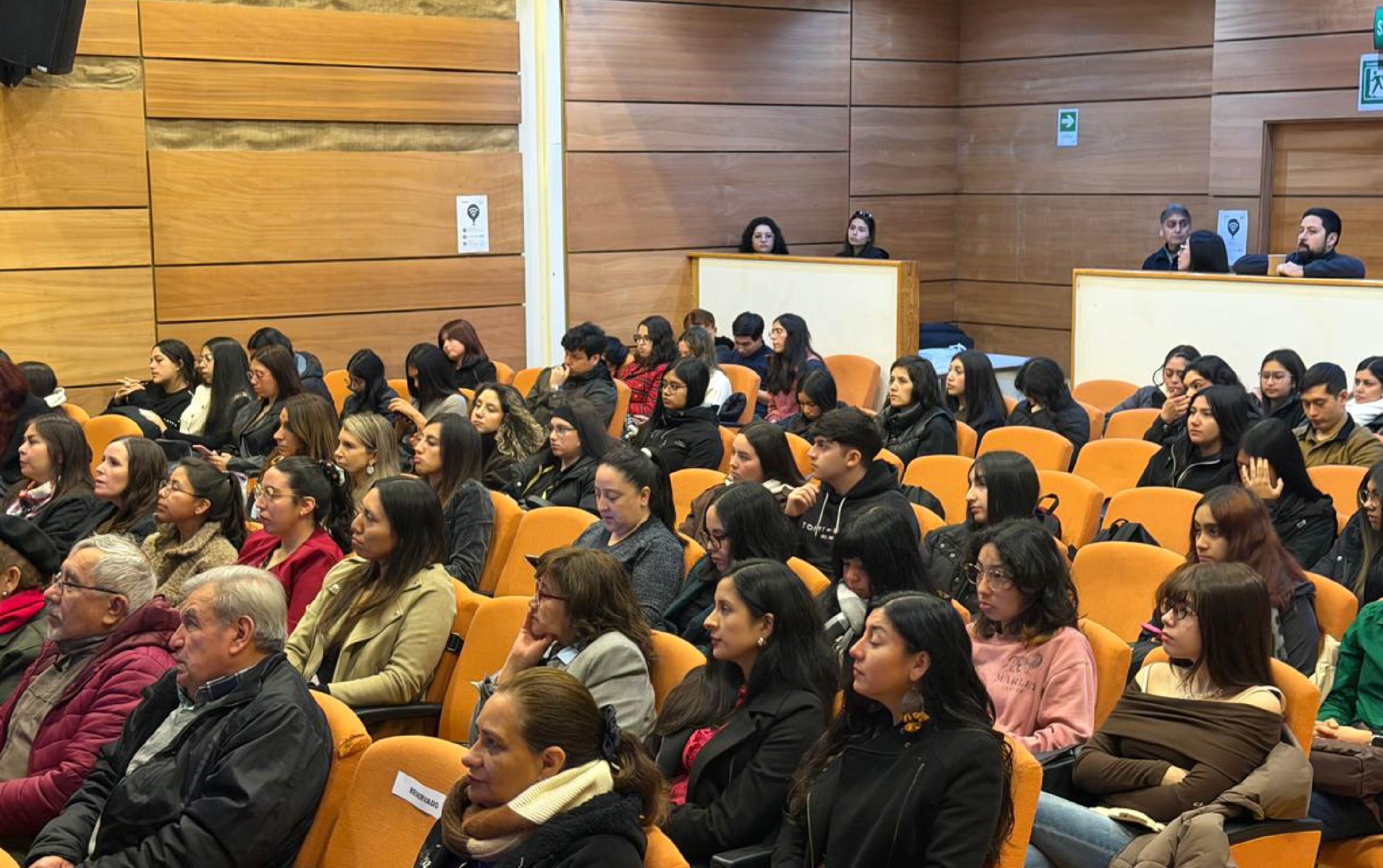 Roberto Koch y el equipo del Consorcio Lechero presentando ciencia láctea y nutrición en seminario universitario de Chile