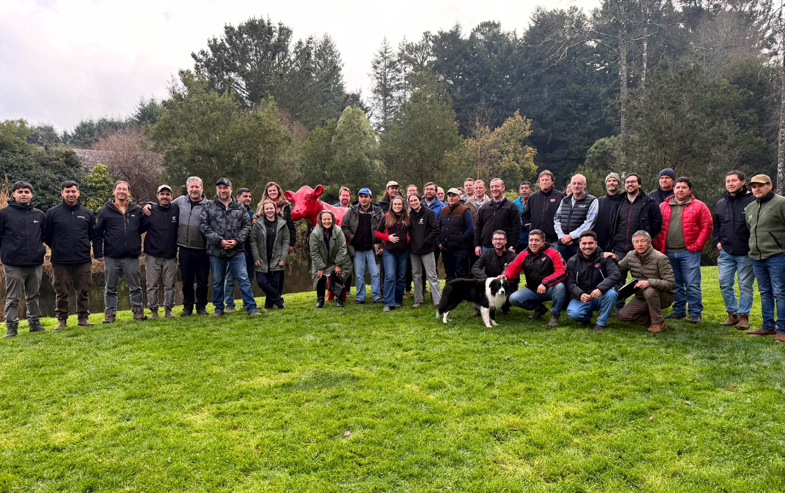 Productores y especialistas en el Día de Campo Lechería del Futuro en Purranque, Chile