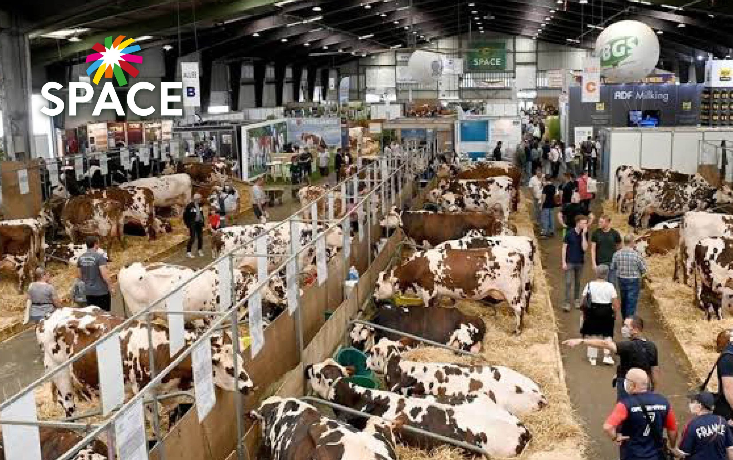 Vista panorámica del recinto de la feria SPACE 2026 en Rennes, Francia, con stands ganaderos y visitantes