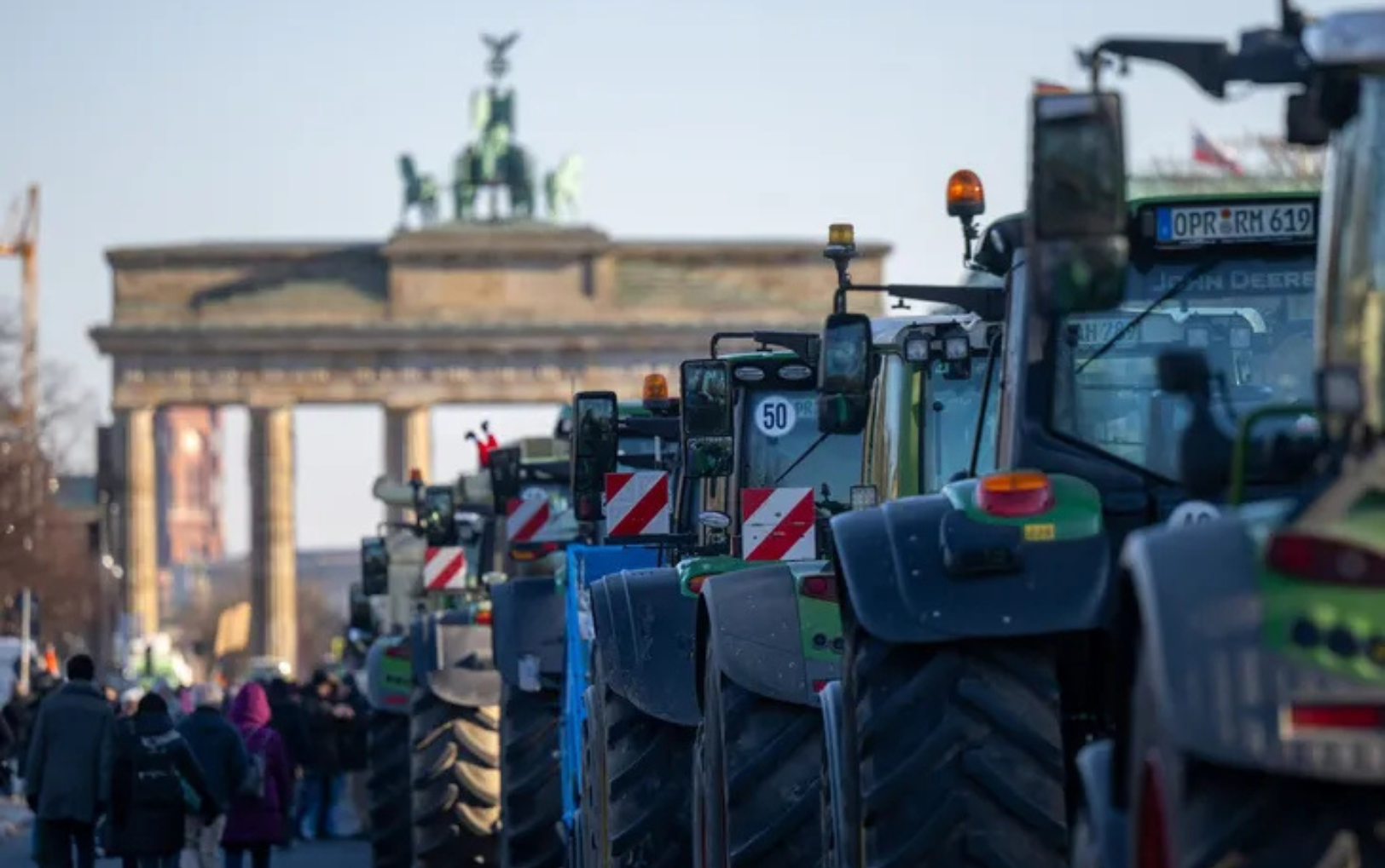 Tractor agrícola europeo representando la crisis de la lechería europea por el efecto pinza en los márgenes