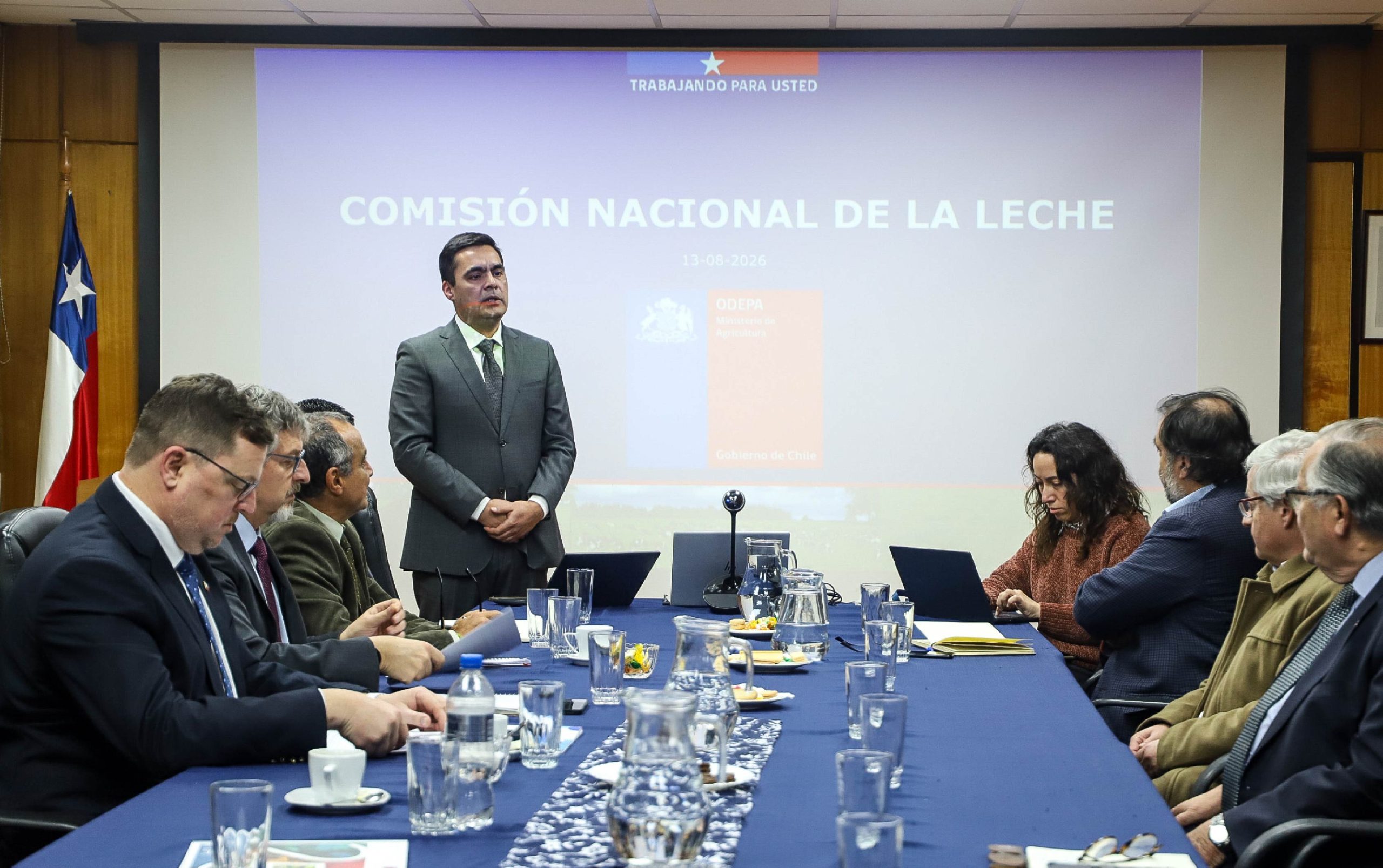Sesión de la Comisión Nacional de la Leche con representantes de Fedeleche, Consorcio Lechero y Ministerio de Agricultura