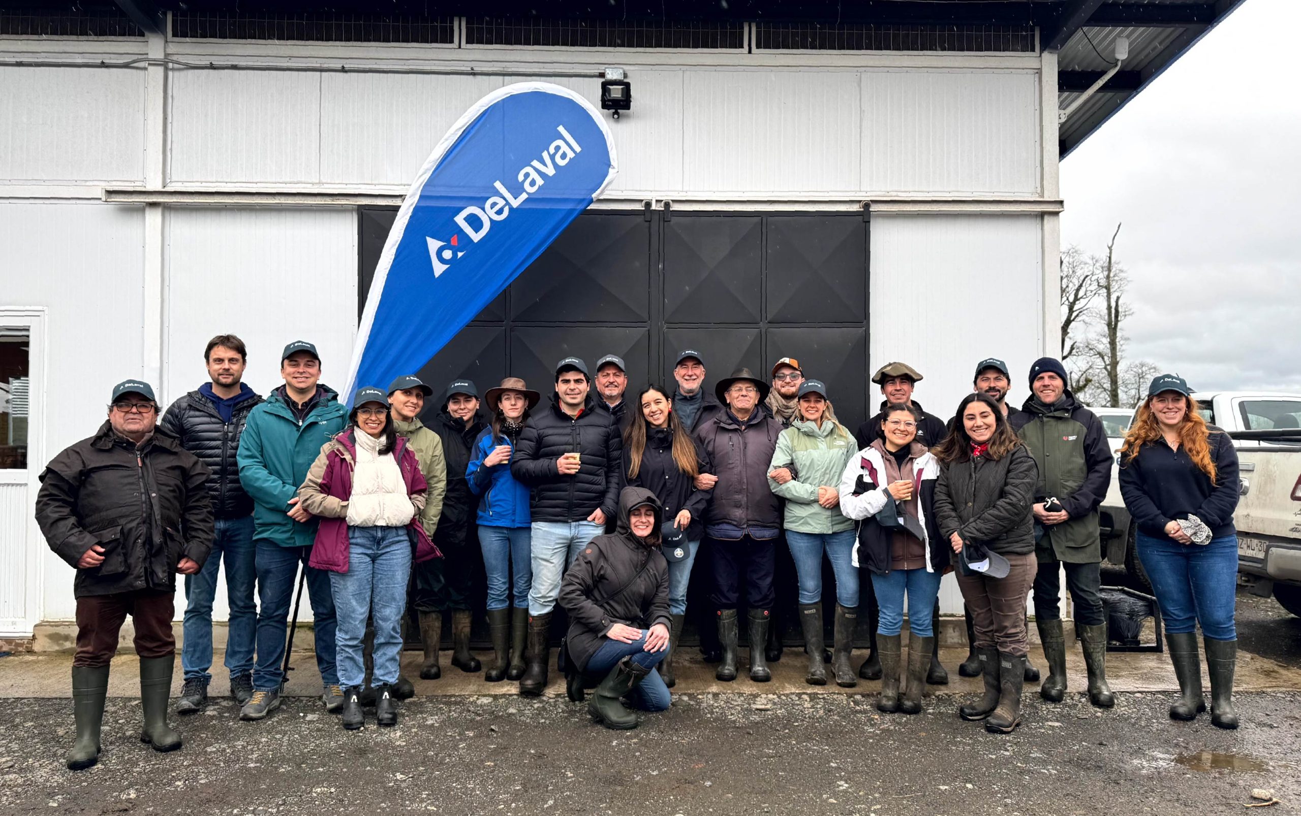 Grupo de veterinarios del Club de Asesores de Rumiantes observando el sistema de ordeña robótica pastoril DeLaval VMS V300 en Fundo Cancura