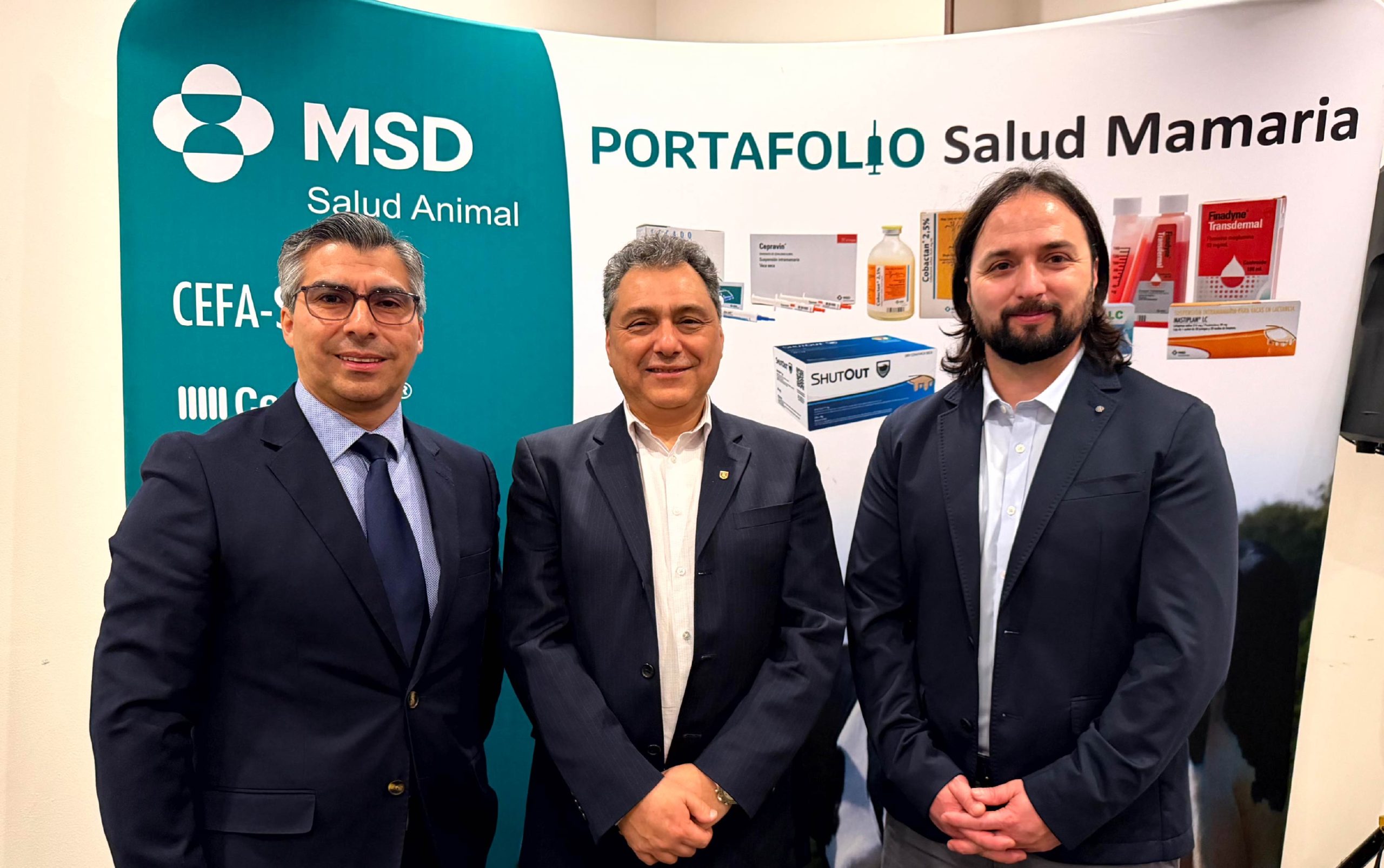 Especialistas del Club de Salud Mamaria de MSD Salud Animal en Osorno analizando datos y estrategias de prevención de salud mamaria en el rebaño lechero