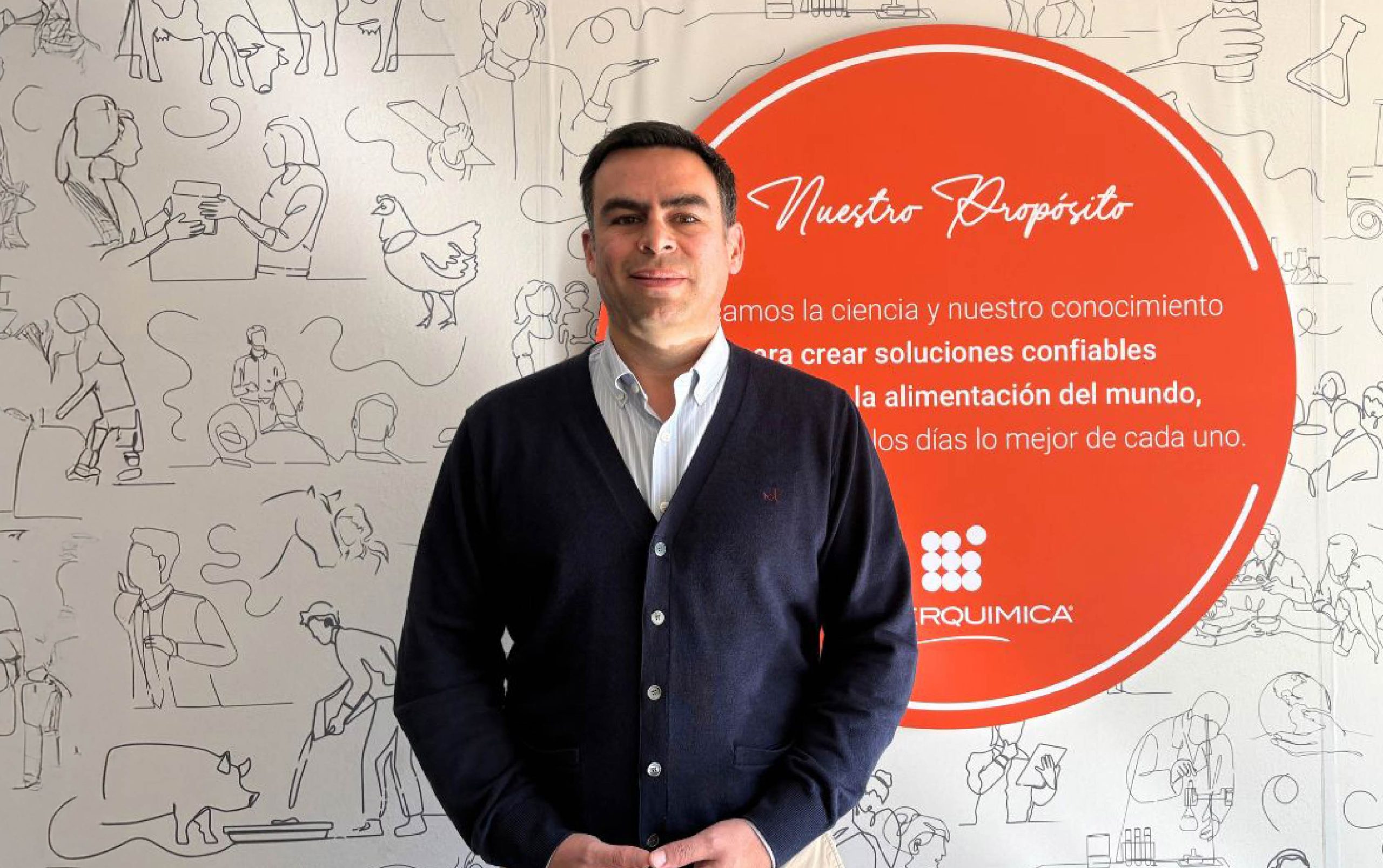 Jorge Matamala, nuevo gerente de la División Nutrición de Veterquimica, frente al logo de la empresa
